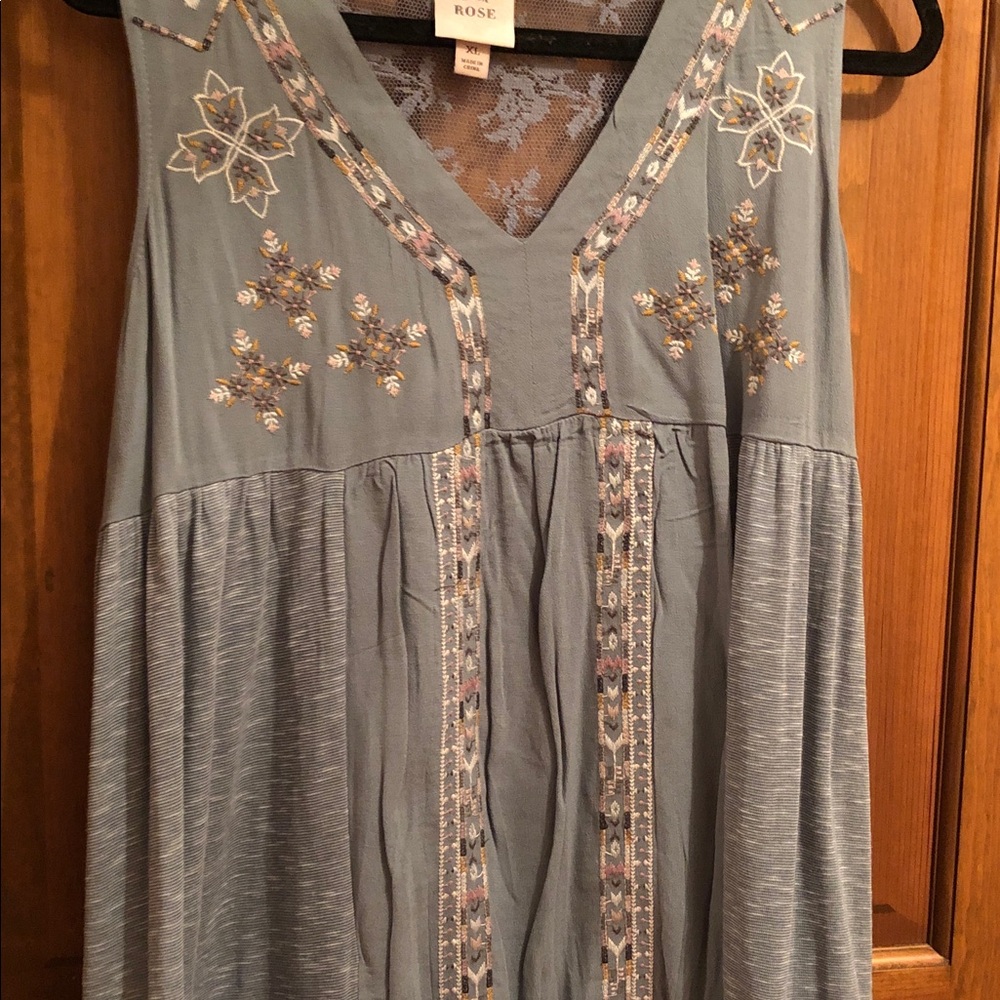 Knox Rose Dusty Blue Sleeveless Embroidered V-Neck Sleeveless Top - Picture 4 of 6